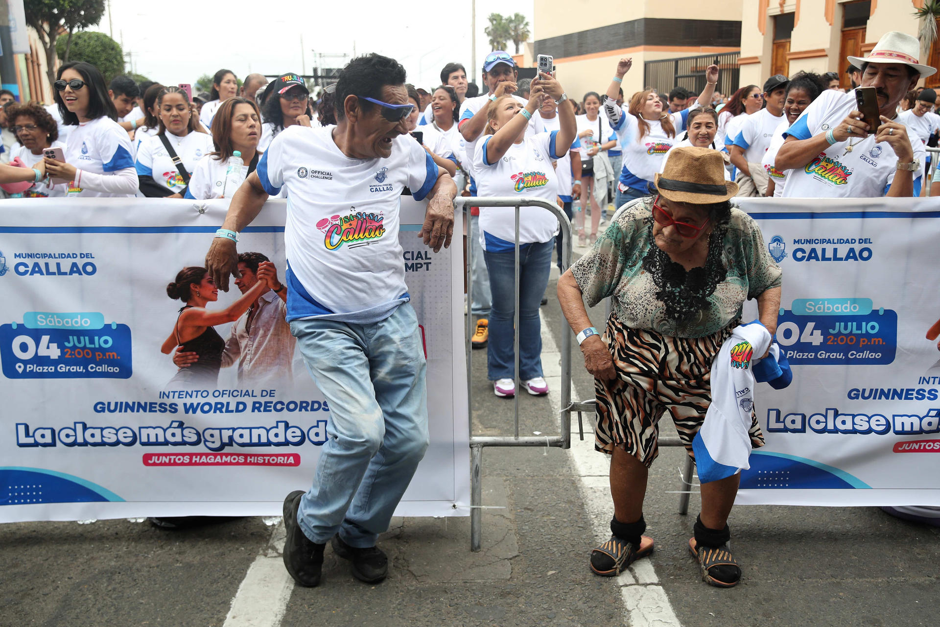 Personas bailan durante la 'Clase de Salsa Más Grande del Mundo' este 4 de julio de 2026, en Callao, Lima (Perú). EFE/ Paolo Aguilar