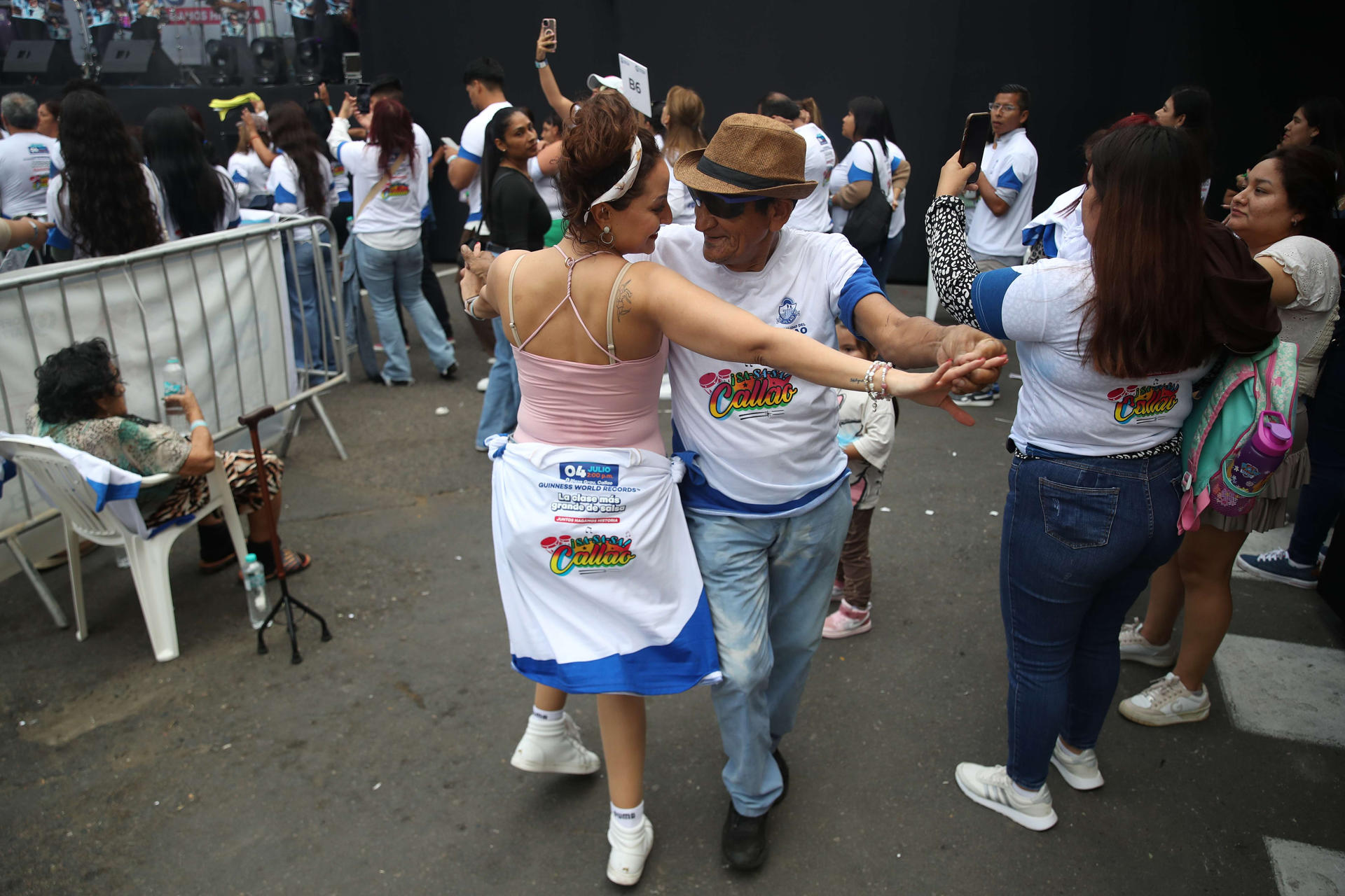 Personas bailan durante la 'Clase de Salsa Más Grande del Mundo' este 4 de julio de 2026, en Callao, Lima (Perú). EFE/ Paolo Aguilar