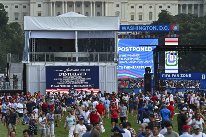Los espectadores son evacuados de la Gran Feria Estatal Americana mientras una tormenta eléctrica se acerca a la zona en el National Mall en Washington, DC, EE. UU., 4 de julio de 2026. EFE/GRAEME SLOAN
