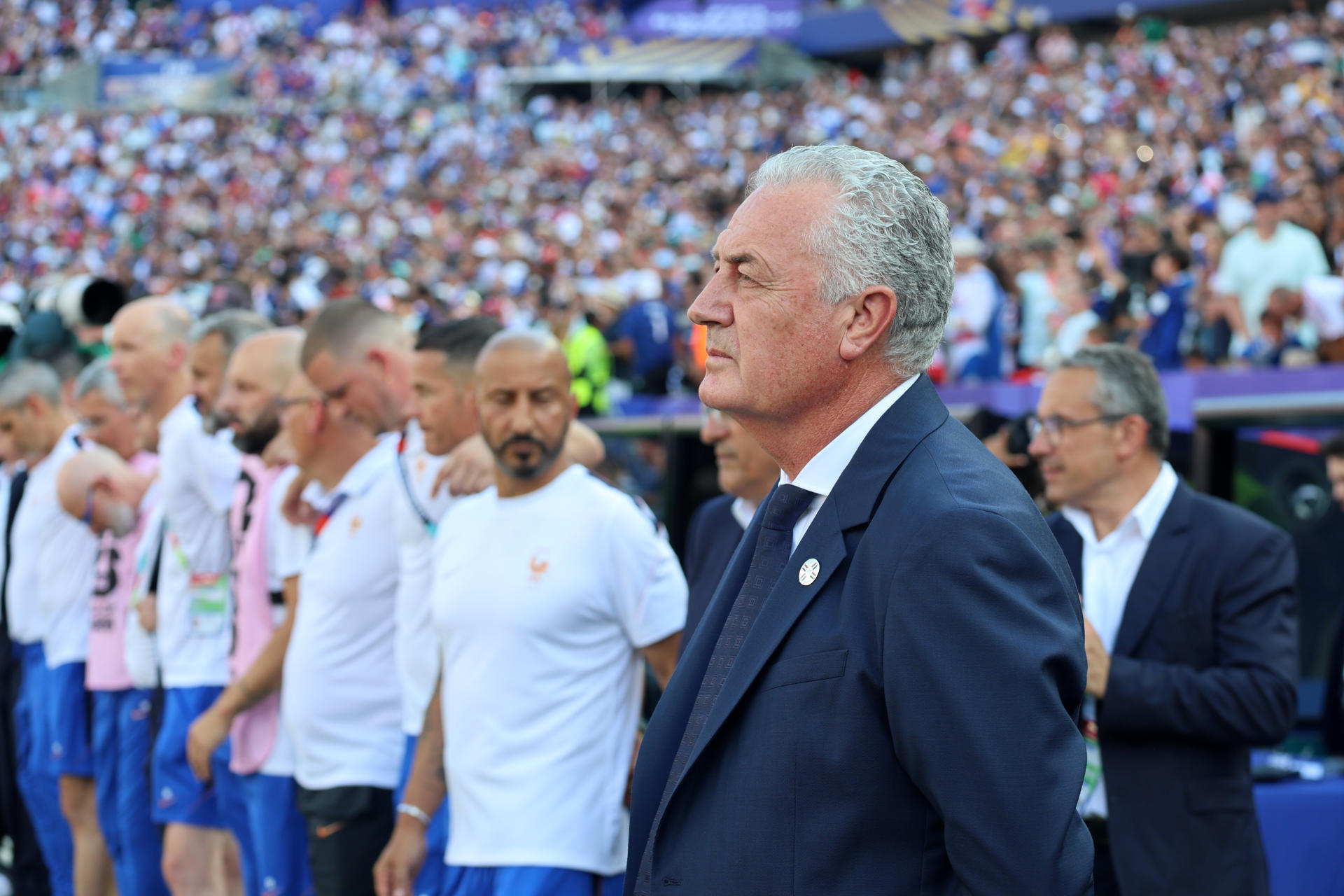 El entrenador argentino Gustavo Alfaro afirmó este sábado que el fútbol paraguayo necesita que "la espuma baje", para significar que los directivos y él necesitan tiempo para asimilar la eliminación del Mundial a manos de Francia en la fase de dieciseisavos de final. EFE/ Octavio Guzmán
