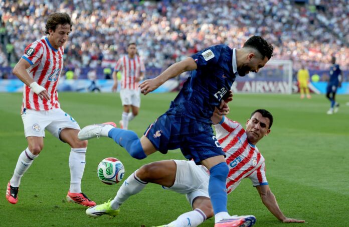 Rayan Cherki (c), de Francia, conduce el balón ante la marca de los paraguayos Matías Galarza (i) y Junior Alonso. EFE/EPA/SARAH YENESEL
