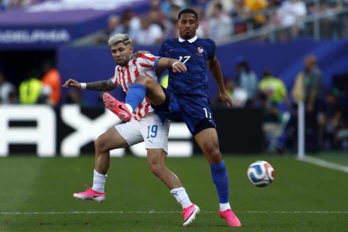Julio César Enciso, de Paraguay (i), en acción contra William Saliba, de Francia (d), durante el partido de octavos de final del Mundial 2026 entre Paraguay y Francia en Filadelfia, Pensilvania (EE.UU.). EFE/WILL OLIVER
