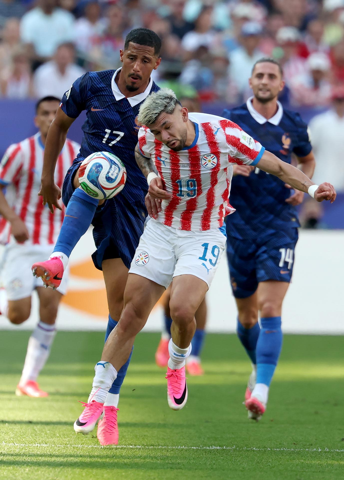 William Saliba (i), de Francia, y Julio César Enciso, de Paraguay, en acción durante el partido de octavos de final del Mundial 2026 entre Paraguay y Francia, en Filadelfia (EE.UU.). EFE/SARAH YENESEL
