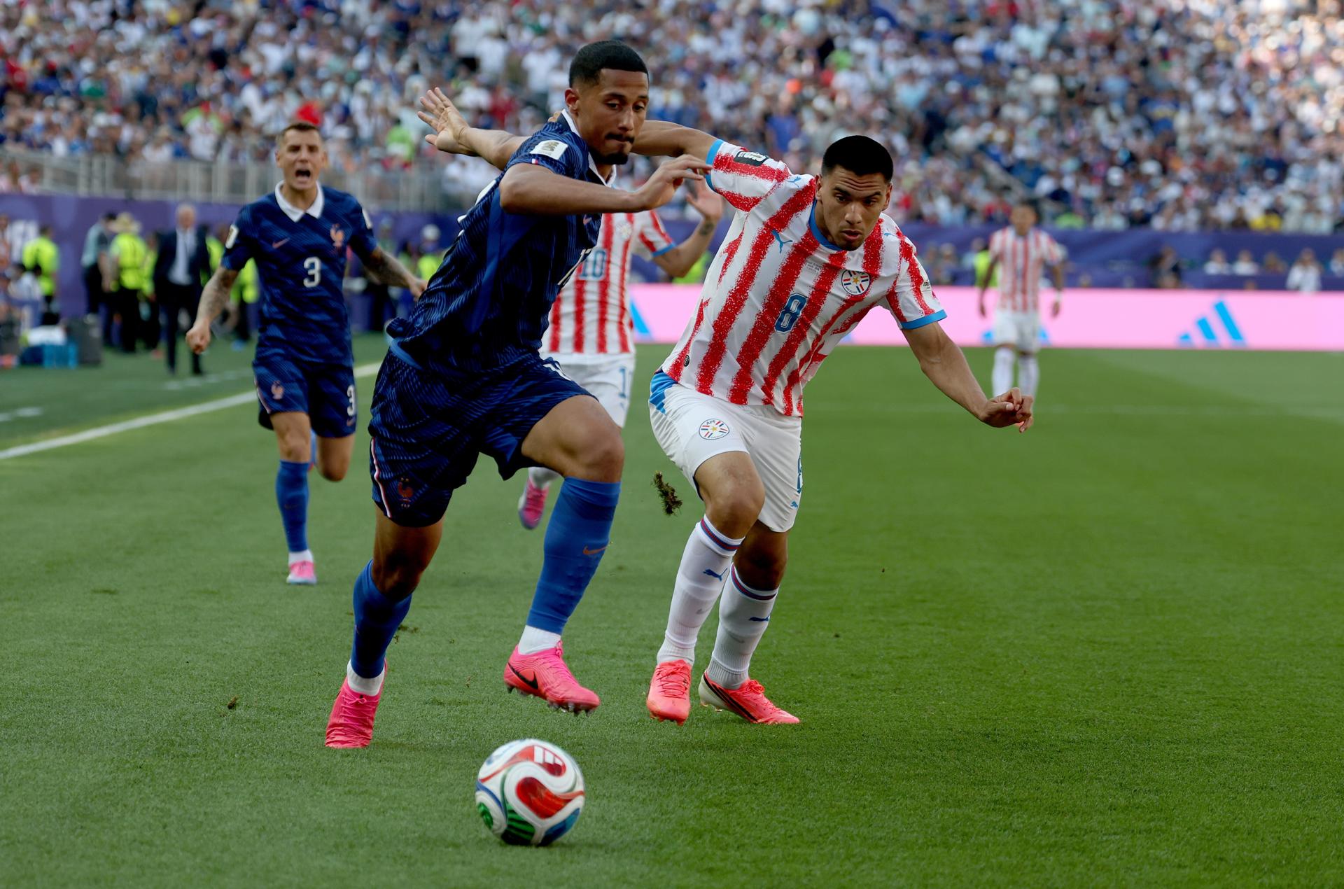 William Saliba (i), de Francia, y Diego Gómez, de Paraguay, en acción durante el partido de octavos de final del Mundial 2026 entre Paraguay y Francia en Filadelfia (EE.UU.). EFE/SARAH YENESEL
