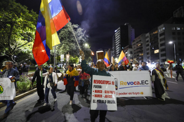 Personas participan en una marcha de las antorchas este sábado, por la revocatoria del mandato del presidente Daniel Noboa y su vicepresidenta María José Pinto, en Quito (Ecuador). EFE/ José Jácome

