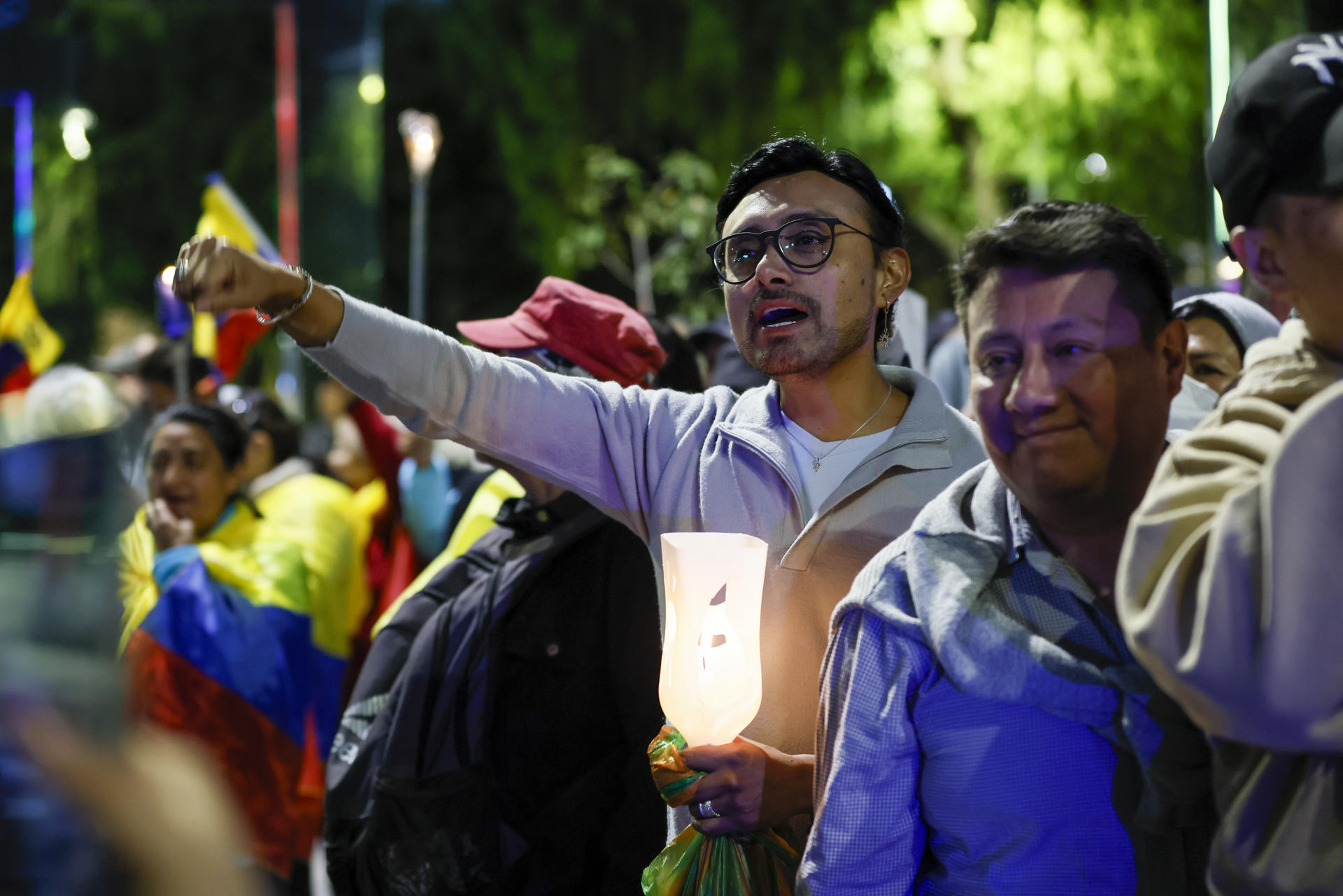 Personas participan en una marcha de las antorchas este sábado, por la revocatoria del mandato del presidente Daniel Noboa y su vicepresidenta María José Pinto, en Quito (Ecuador). EFE/ José Jácome
