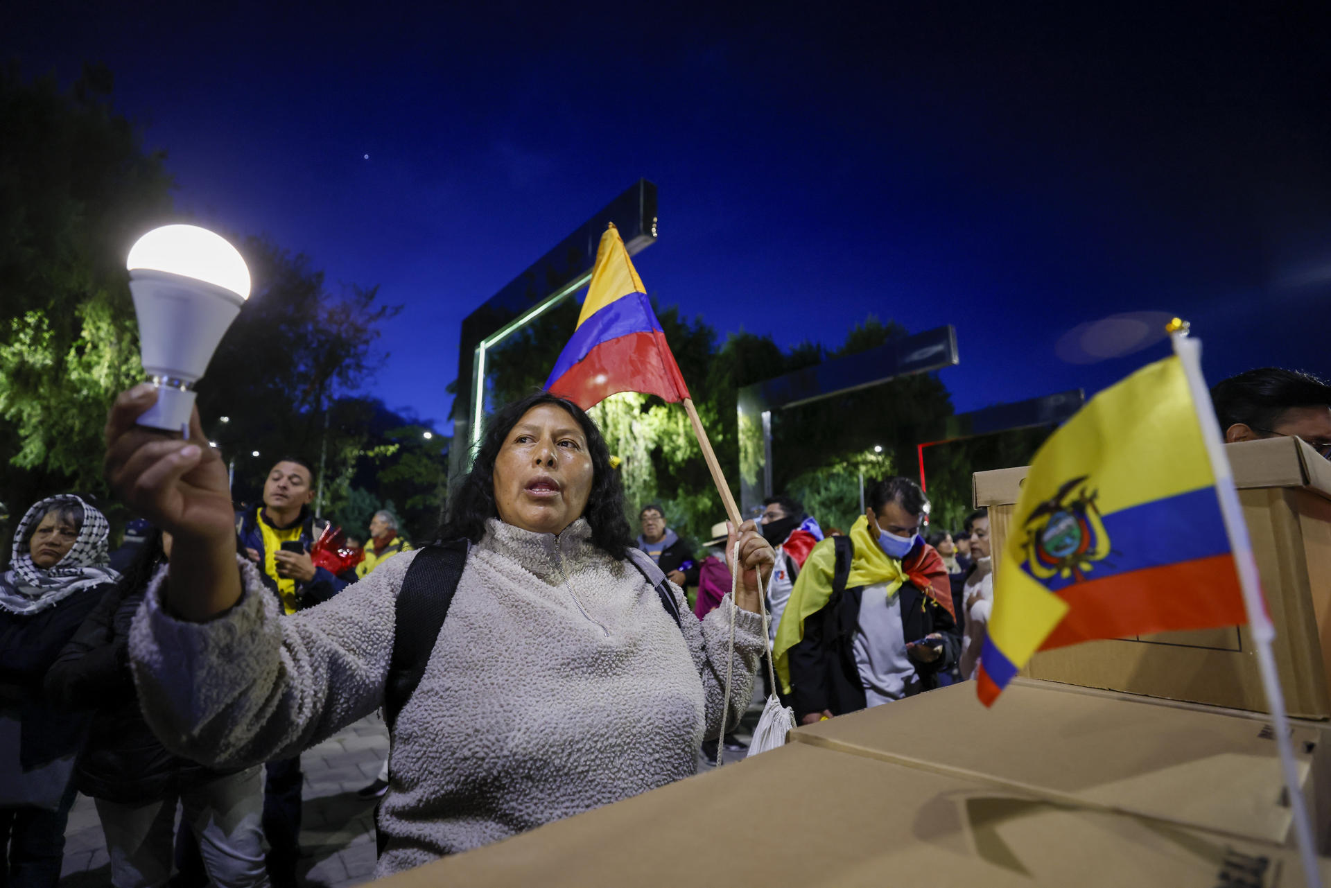 Personas participan en una marcha de las antorchas este sábado, por la revocatoria del mandato del presidente Daniel Noboa y su vicepresidenta María José Pinto, en Quito (Ecuador). EFE/ José Jácome
