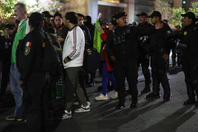 Integrantes de la Policía de México custodian el hotel de concentración de la selección de Inglaterra en Ciudad de México. EFE/Sáshenka Gutiérrez
