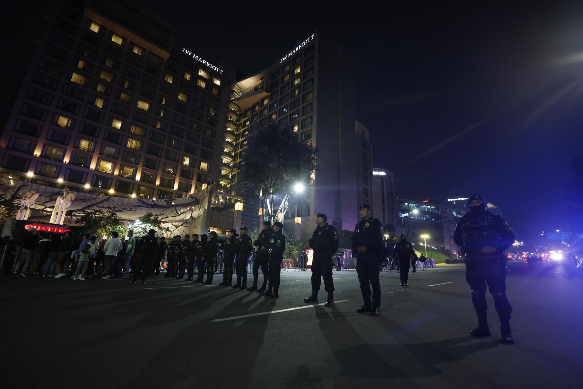 Integrantes de la Policía de México custodian el hotel de concentración de la selección de Inglaterra este sábado, en Ciudad de México. EFE/Sáshenka Gutiérrez