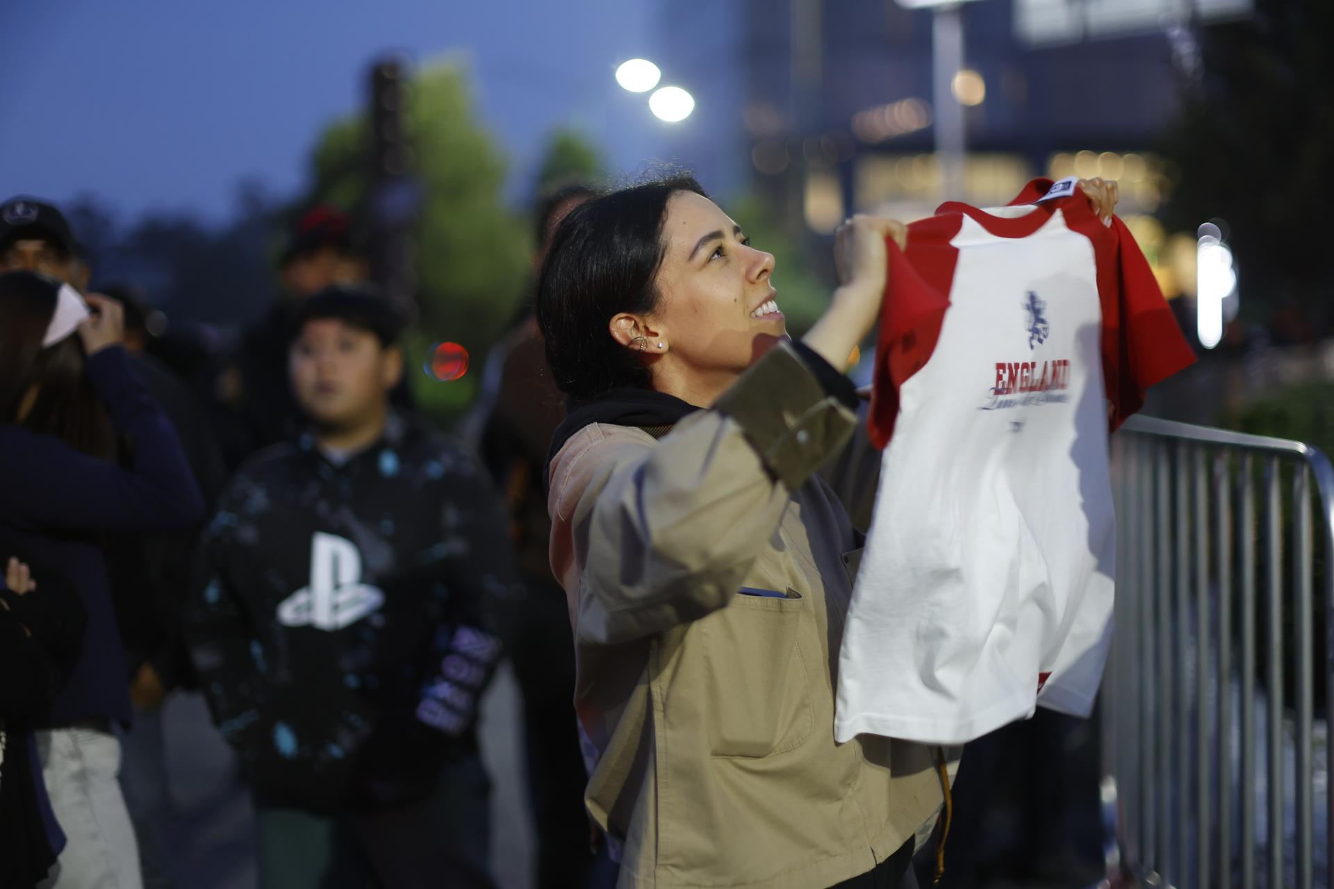 Una aficionada del equipo inglés, frente al hotel de concentración de la selección de Inglaterra este sábado, en Ciudad de México. EFE/Sáshenka Gutiérrez