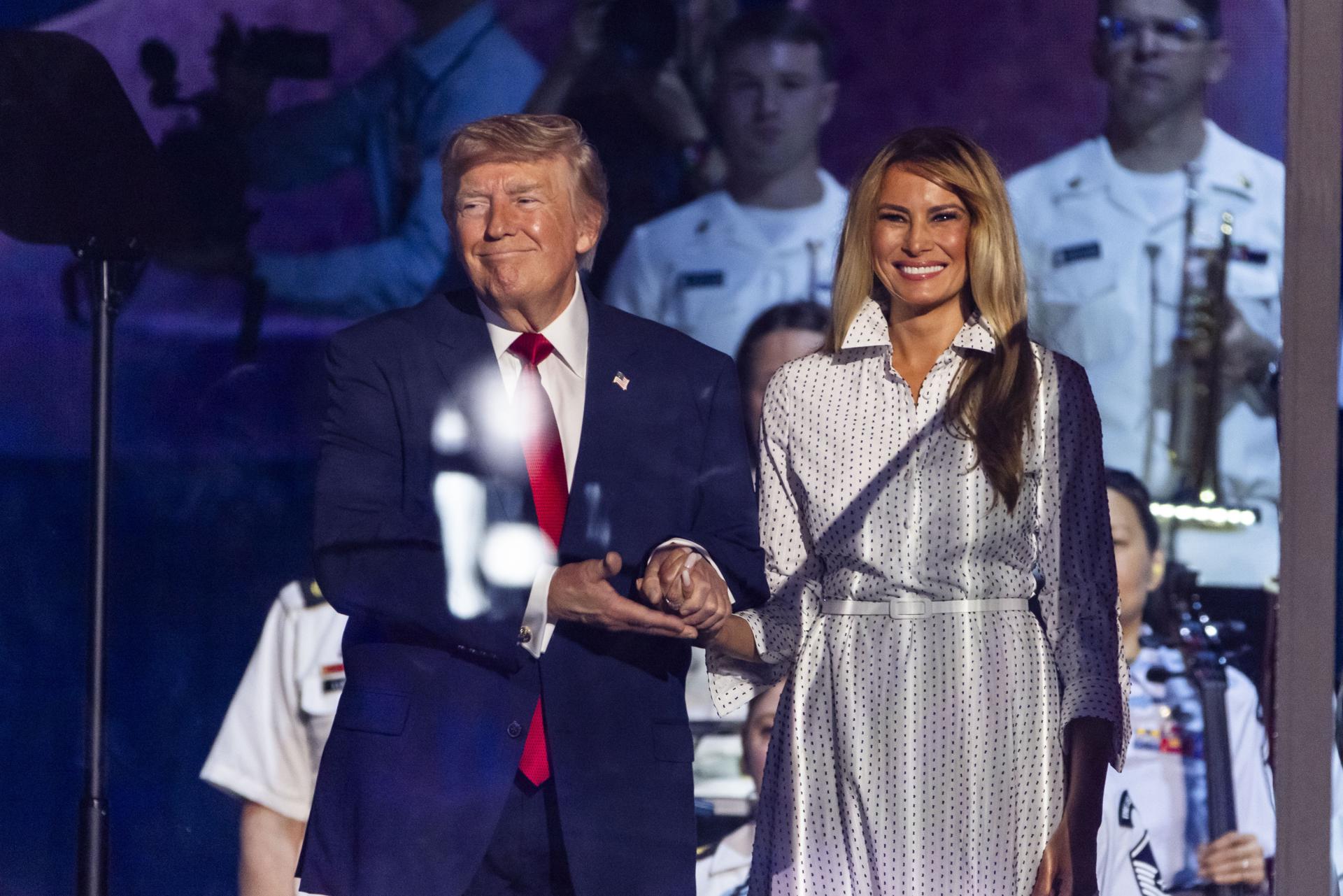 El presidente de Estados Unidos, Donald Trump (izquierda), y la primera dama, Melania Trump (derecha), asistieron a la celebración del 250 aniversario del Día de Estados Unidos en el National Mall de Washington, D.C., EE. UU., el 4 de julio de 2026. EFE/JIM LO SCALZO / POOL
