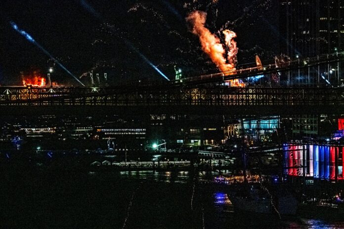 Un espectáculo de fuegos artificiales en el puente de Brooklyn con motivo del 250.º aniversario de la independencia de los Estados Unidos en Nueva York, Nueva York, EE. UU., el 4 de julio de 2026. EFE/EPA/LAURA BRETT
