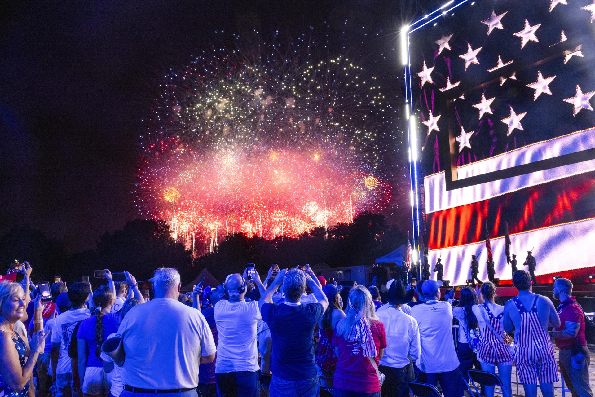 Se lanzan fuegos artificiales en el National Mall de Washington D. C. (EE. UU.) este 5 de julio de 2026. EFE/EPA/Jim Lo Scalzo
