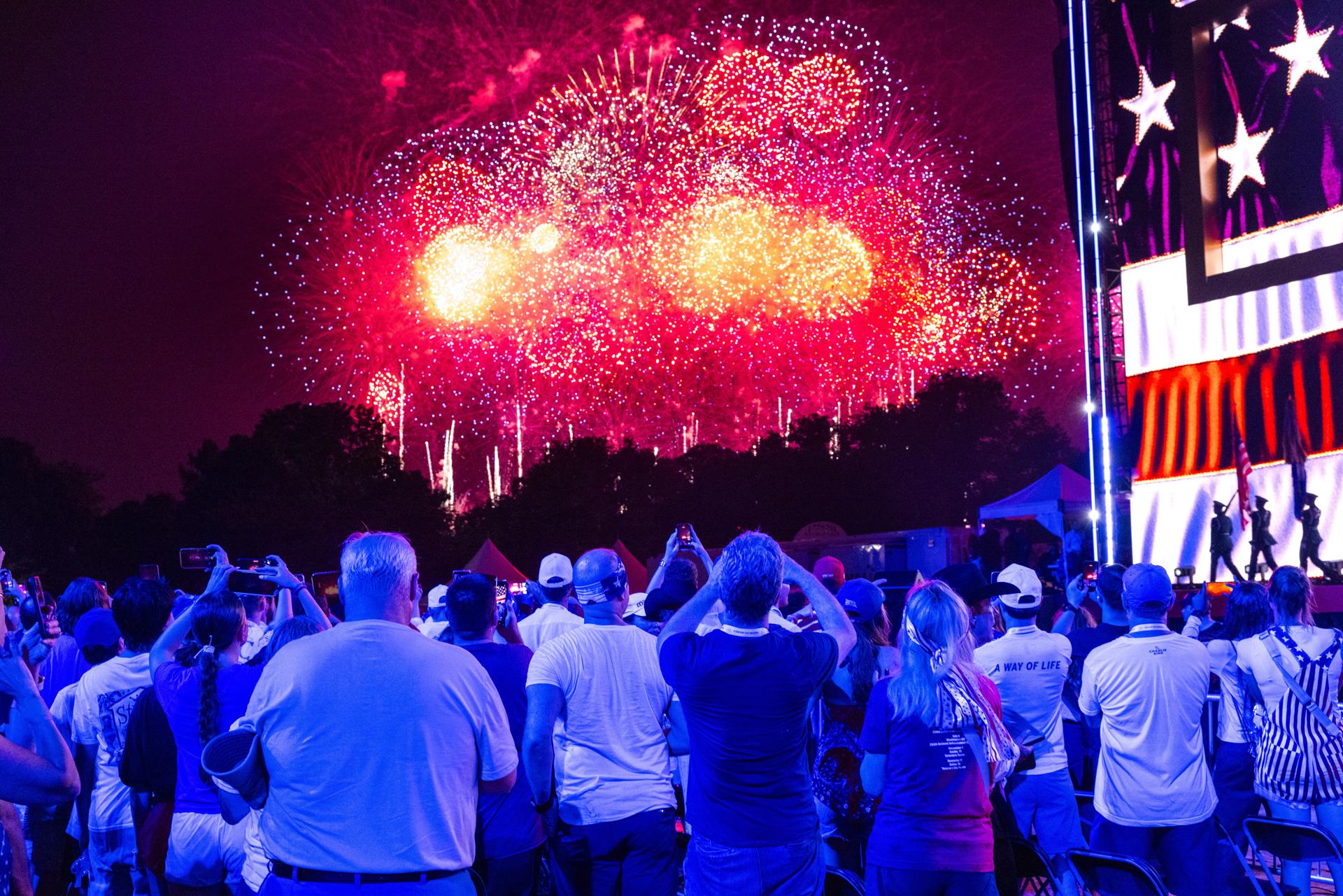Se lanzan fuegos artificiales en el National Mall de Washington D. C. (EE. UU.) este 5 de julio de 2026. EFE/EPA/Jim Lo Scalzo

