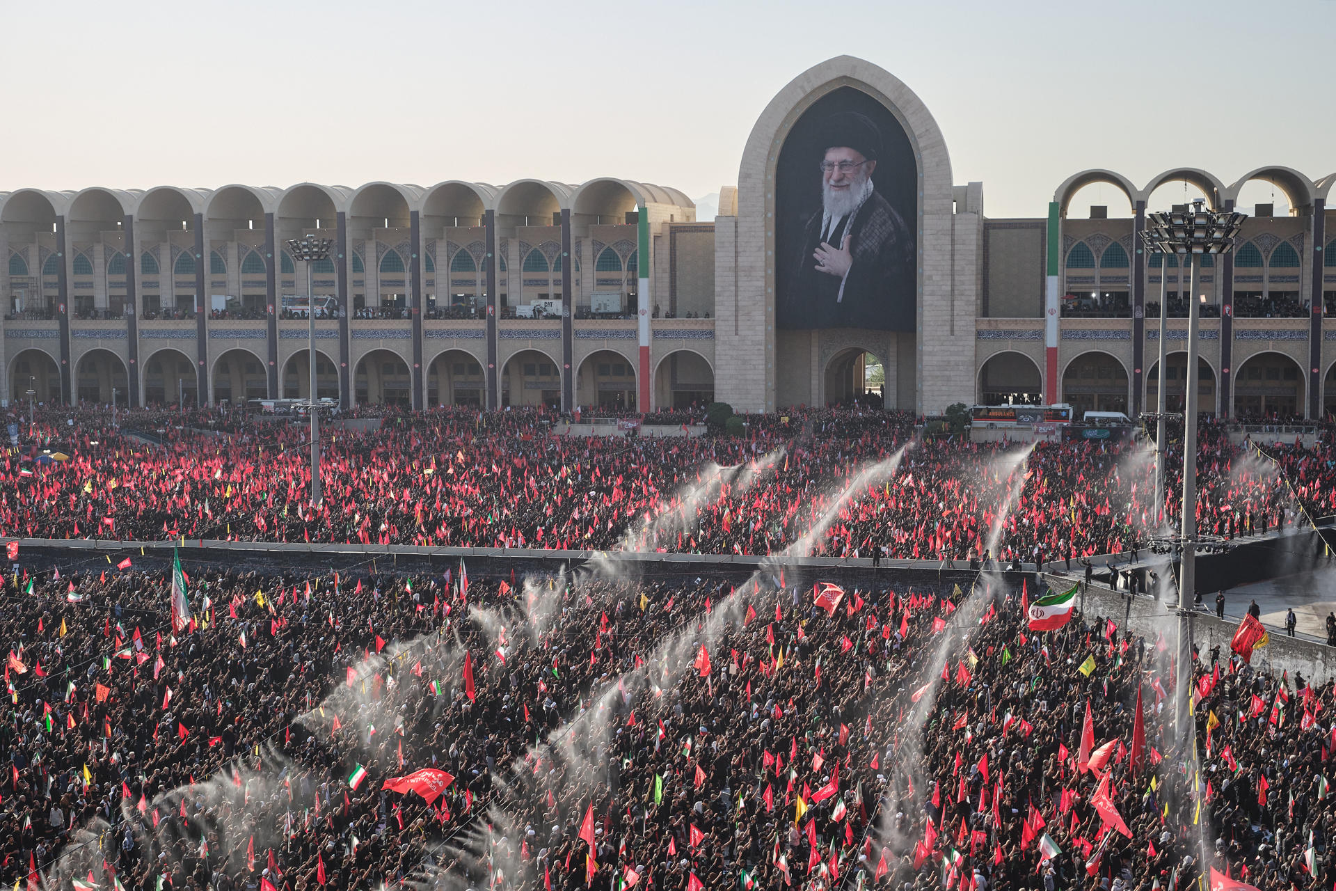 Docenas de miles de personas participan en los rezos funerarios del asesinado líder supremo de Irán Alí Jameneí en la mezquita Mosala de Teherán (Irán) este domingo. Irán celebró el rezo fúnebre por el asesinado líder supremo Alí Jameneí que contó con la participación de decenas de miles de personas, entre ellas altos cargos del país, en el segundo día de los funerales públicos en el que resonaron las llamadas de venganza contra Estados Unidos e Israel. EFE/Jaime León
