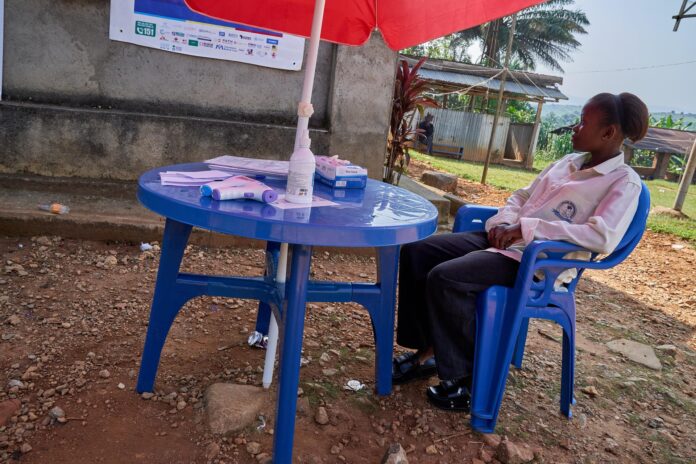 Personal sanitario controla la temperatura en el hospital de Mongbwalu, Ituri, en la República Democrática del Congo, en una imagen del 26 de junio de 2026 (difundida el 30 de junio de 2026). EFE/EPA/DIEUDONNE DIROLE
