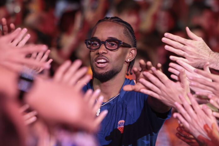 Fotografía del pasado 25 de junio, en la que puede verse al jugador del Valencia Basket Jean Montero, durante la celebración del título de Liga de baloncesto en el Roig Arena, en Valencia. EFE/Biel Aliño
