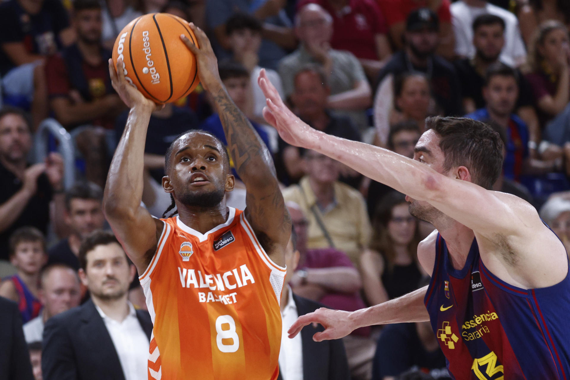 Fotografía del pasado 22 de junio, en la que puede verse al escolta dominicano del Valencia Jean Montero (i) durante un partido de la final de la Liga Endesa contra el Barcelona. EFE/Quique García
