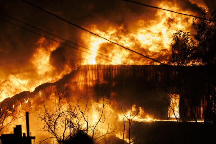 Un edificio arde durante un incendio forestal en Oreokastro, cerca de Salónica, Grecia,, el 5 de julio de 2026. EFE/EPA/ACHILLEAS CHIRAS
