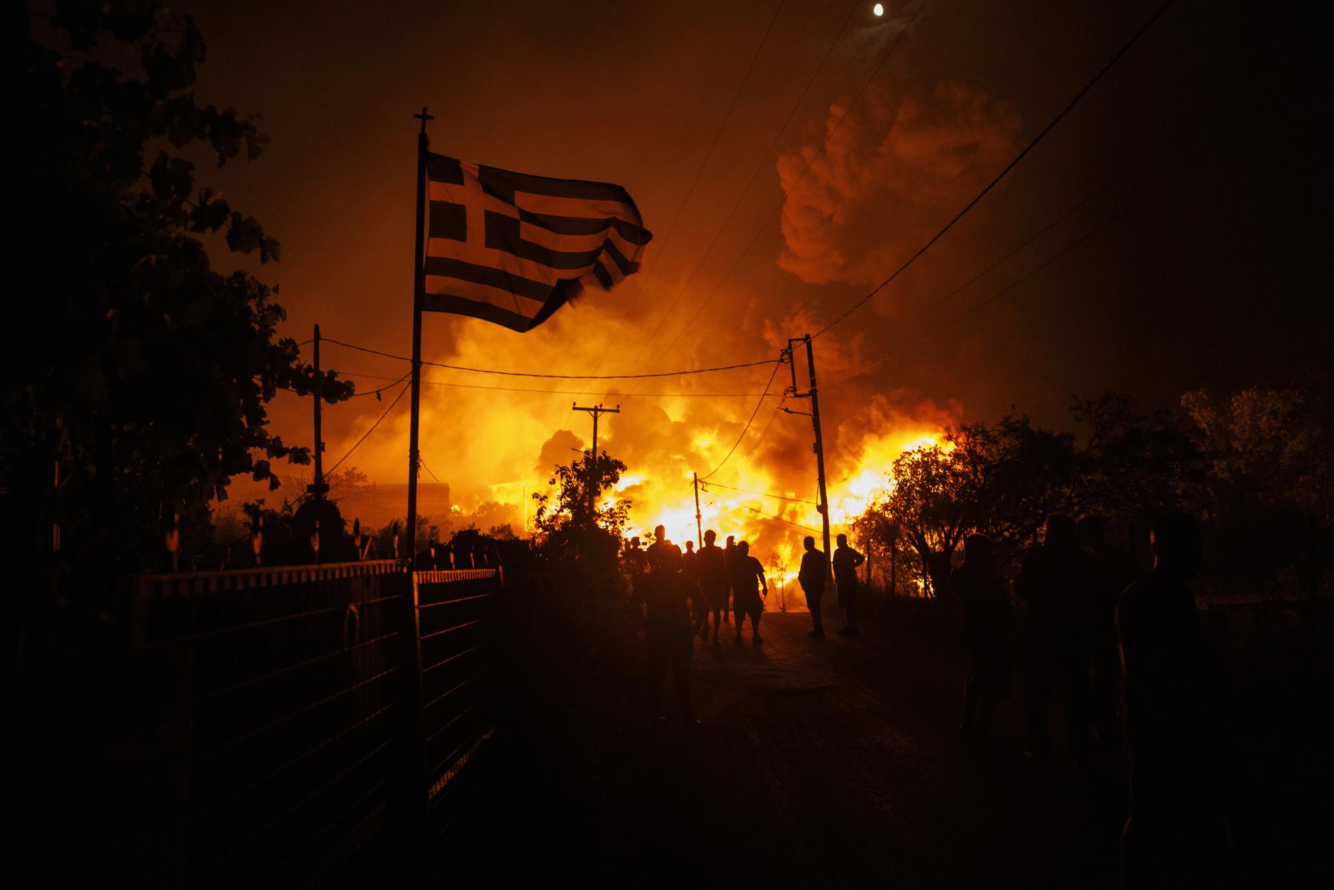 Bomberos y voluntarios combaten un incendio forestal en Oreokastro, cerca de Salónica, Grecia, el 5 de julio de 2026. EFE/EPA/ACHILLEAS CHIRAS
