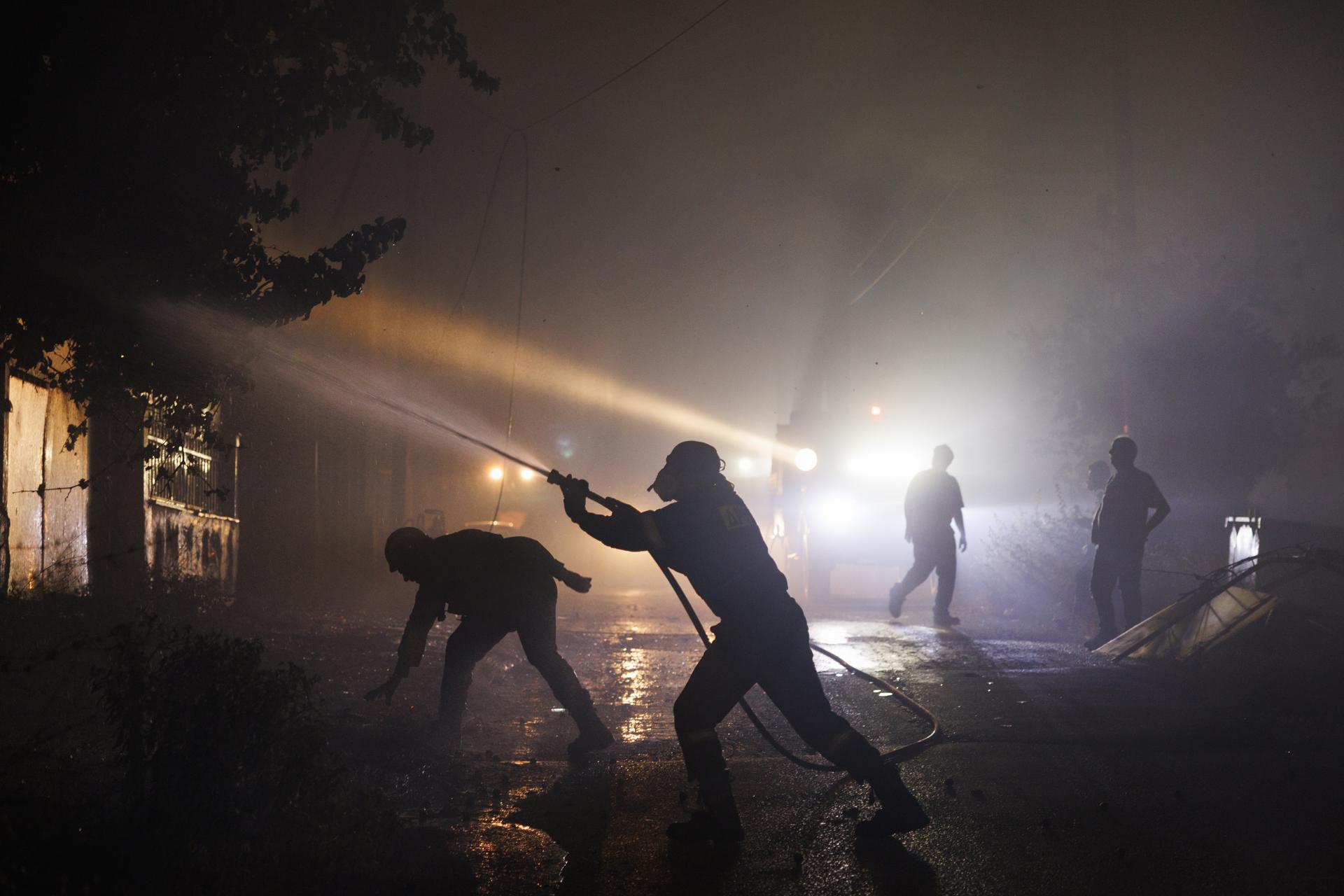 Bomberos combaten un incendio forestal en Oreokastro, cerca de Salónica, Grecia, el 5 de julio de 2026. EFE/EPA/ACHILLEAS CHIRAS
