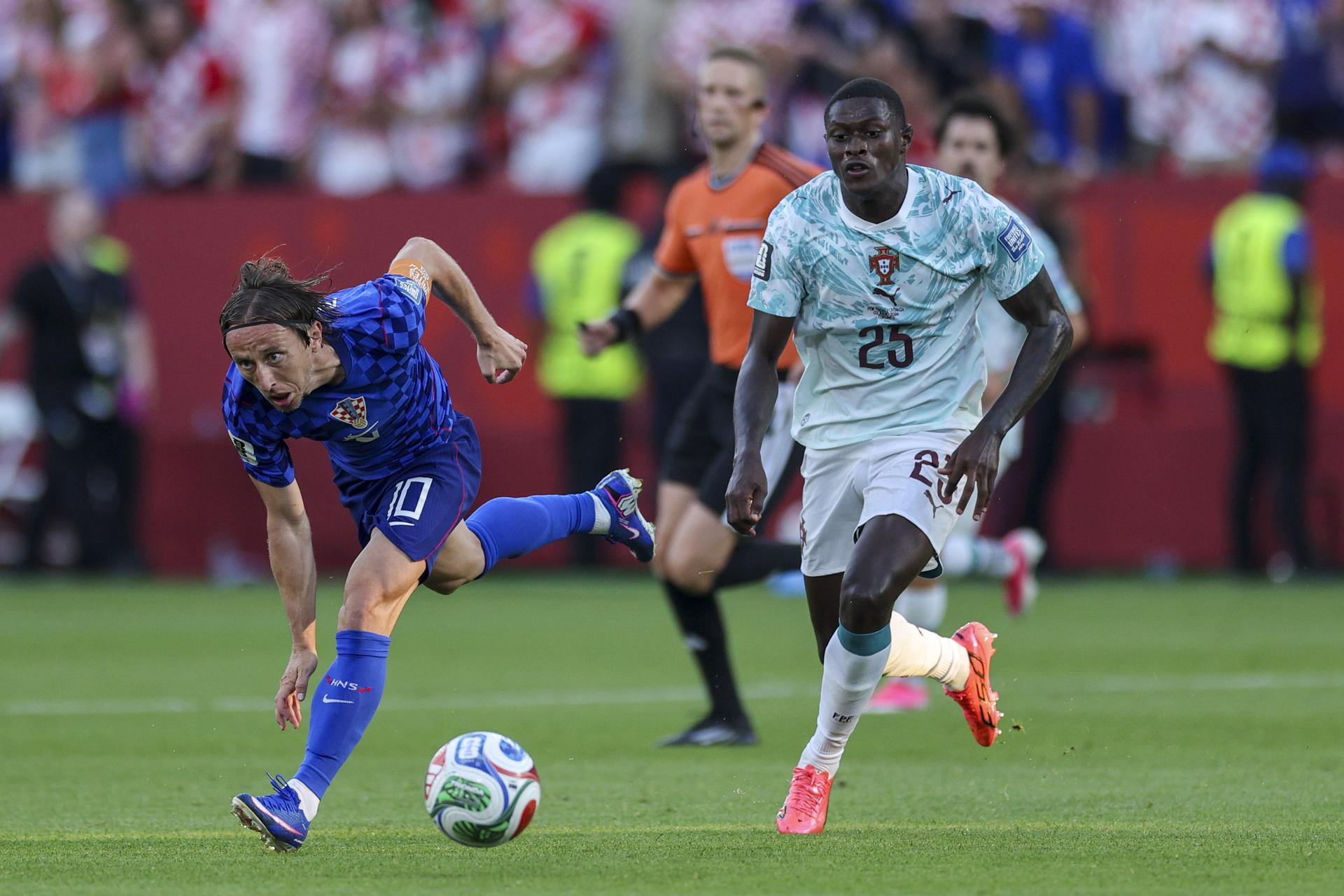 El portugués Nuno Mendes (der), en acción contra Luka Modrić (I), de Croacia, en el Mundial 2026. EFE/EPA/MIGUEL A. LOPES