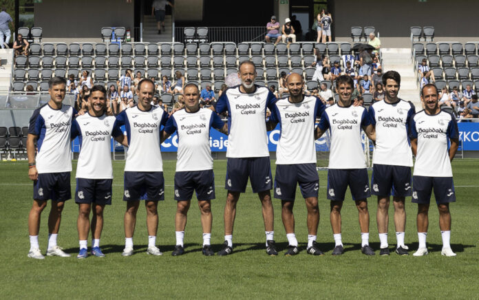SAN SEBASTIÁN El entrenador estadounidense de la Real Sociedad, Pellegrino Matarazzo (c), posa junto a su cuerpo técnico este domingo, momentos antes de su primer entrenamiento de la pretemporada 2026-27 al que han acudido 17 futbolistas de la primera plantilla, junto a once 'potrillos' del filial. EFE/Javier Etxezarreta
