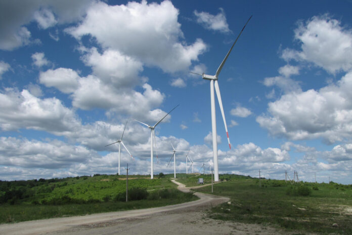 - Aerogeneradores cerca de la localidad de Oriv, al oeste de Ucrania, uno de los primeros parques eólicos que podría abastecer de energía a gran parte de los Cárpatos. Los planes de construir decenas de aerogeneradores en algunas de las crestas más altas de los Montes Cárpatos ucranianos occidentales, como parte del esfuerzo por descentralizar la generación eléctrica ante los ataques rusos, generan preocupación entre residentes y ecologistas, que temen daños irreparables a uno de los paisajes naturales más prístinos de Europa. EFE/ Rostyslav Averchuk
