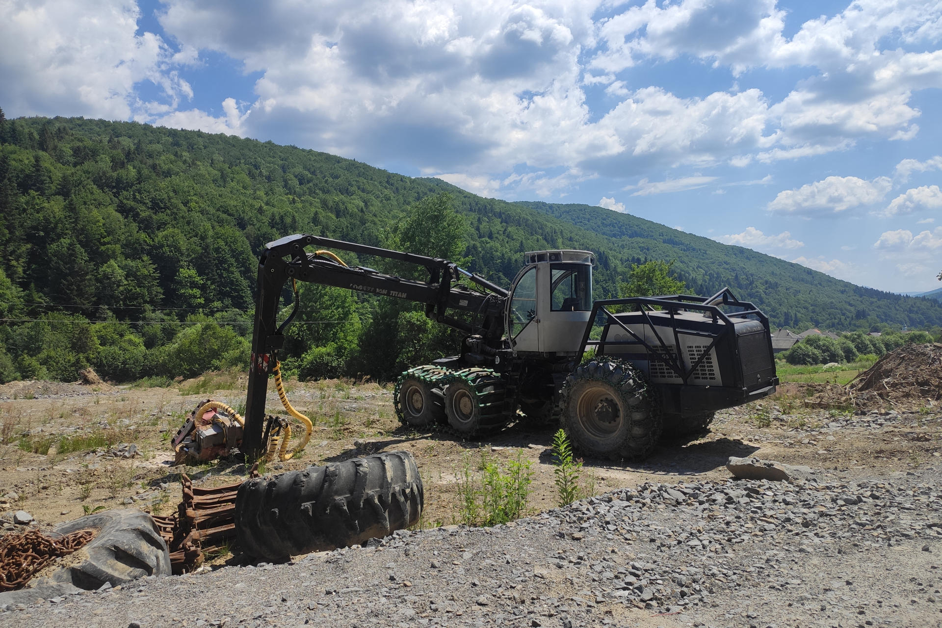 .- Los ecologistas afirman que el principal daño irreparable a las montañas y los ecosistemas proviene de las obras realizadas para instalar y mantener los aerogeneradores en regiones remotas, lo que incluye la tala de grandes extensiones de bosque y la construcción de carreteras de gran envergadura a través de paisajes vírgenes. Los planes de construir decenas de aerogeneradores en algunas de las crestas más altas de los Montes Cárpatos ucranianos occidentales, como parte del esfuerzo por descentralizar la generación eléctrica ante los ataques rusos, generan preocupación entre residentes y ecologistas, que temen daños irreparables a uno de los paisajes naturales más prístinos de Europa. EFE/ Rostyslav Averchuk

