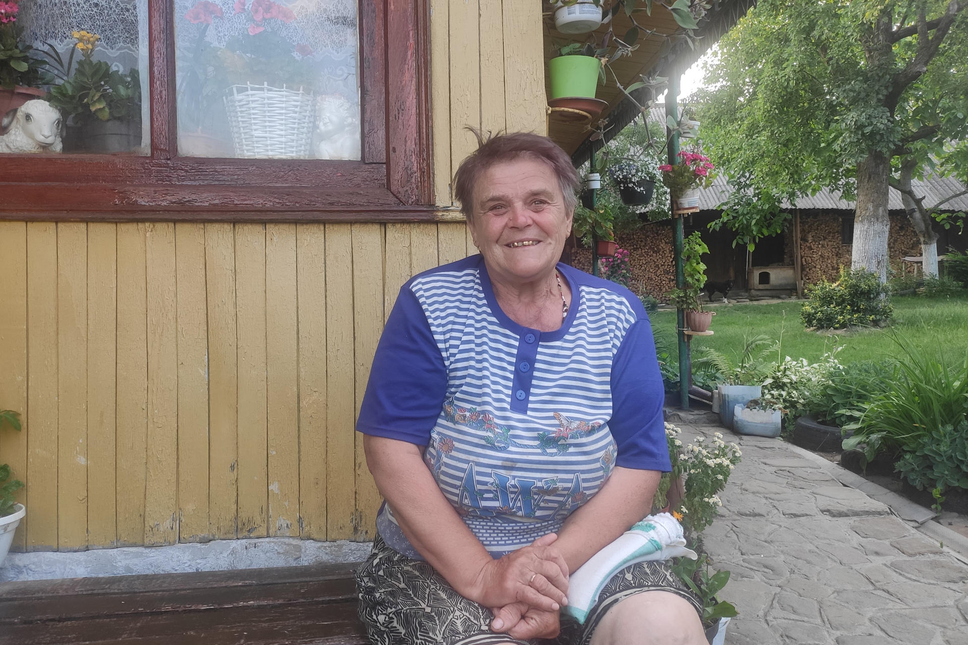 .- Tetiana Gamovych, una de las vecinas del pueblo de Shcherbovets, en la región ucraniana de Zakarpattia, que teme que la construcción de parques eólicos cause daños irreparables a la naturaleza salvaje de los Cárpatos y a la vida en su tranquilo pueblo. Los planes de construir decenas de aerogeneradores en algunas de las crestas más altas de los Montes Cárpatos ucranianos occidentales, como parte del esfuerzo por descentralizar la generación eléctrica ante los ataques rusos, generan preocupación entre residentes y ecologistas, que temen daños irreparables a uno de los paisajes naturales más prístinos de Europa. EFE/ Rostyslav Averchuk
