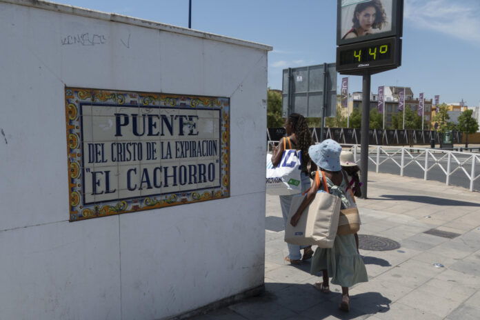 La segunda ola de calor del verano comenzó este domingo a azotar a España con altas temperaturas en prácticamente todo el país y se recrudecerá aún más a partir del lunes, día álgido del actual episodio meteorológico, con registros extremos que rondarán y superarán los 42 grados en muchos lugares. EFE/David Arjona
