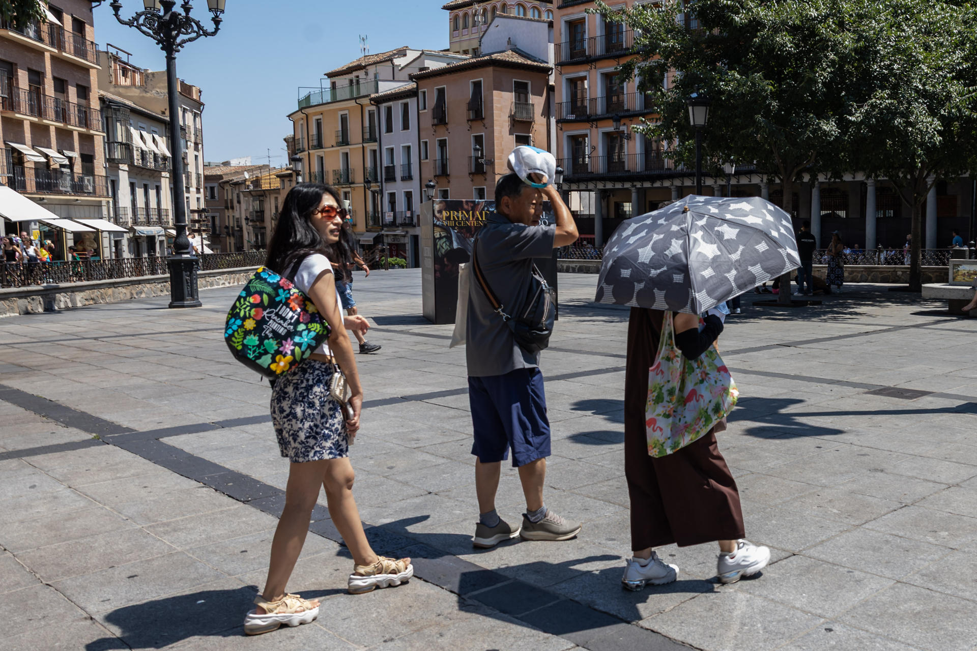 La segunda ola de calor del verano comenzó este domingo a azotar a España con altas temperaturas en prácticamente todo el país y se recrudecerá aún más a partir del lunes, día álgido del actual episodio meteorológico, con registros extremos que rondarán y superarán los 42 grados en muchos lugares. EFE/Ángeles Visdómine

