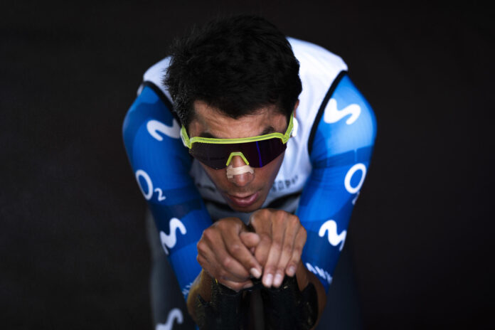 El ciclista belga del equipo Movistar Cian Uijtdebroeks, antes de la primera etapa del Tour de Francia, una contrarreloj por equipos de 19,6 kilómetros, celebrada este sábado en Barcelona. EFE/Siu Wu
