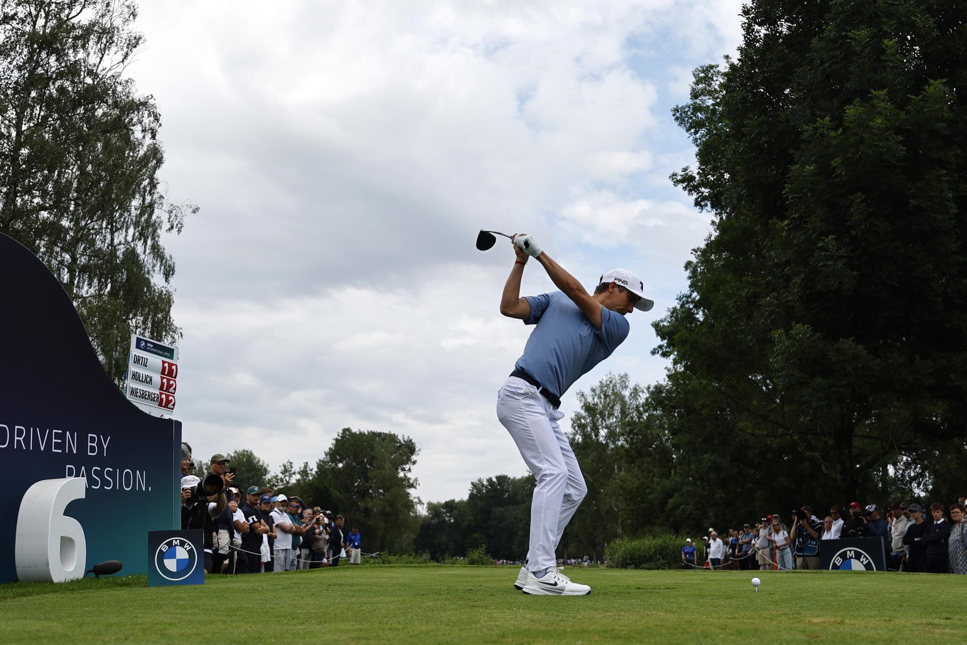 El golfista mexicano Carlos Ortiz, este domingo, durante la última ronda del BMW International Open, disputado en Múnich (Alemania). EFE/ ANNA SZILAGYI
