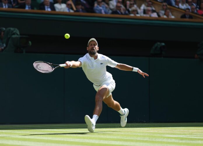 Novak Djokovic en su partido de octavos de Wimbledon ante el ruso Roman Safiullin. EFE/EPA/ADAM VAUGHAN
