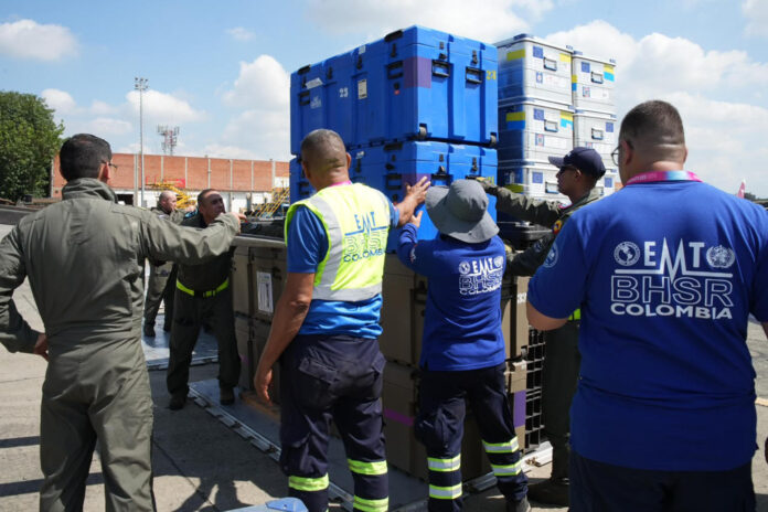 Fotografía cedida por la Unidad Nacional para la Gestión del Riesgo de Desastres (UNGRD) que muestra a un grupo de rescatistas e integrantes de la Fuerza Aeroespacial Colombiana alistando insumos de un hospital de campaña que será instalado en Venezuela y que será enviado este domingo desde Cali (Colombia). EFE/ Unidad Nacional para la Gestión del Riesgo de Desastres
