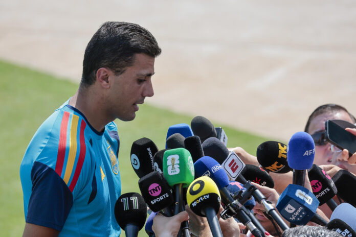 El jugador de la selección de España Rodri Hernández, durante el entrenamiento de la selección de España este domingo en el Estadio Cotton Bowl de Dallas (Estados Unidos). -EFE/ Lavandeira jr
