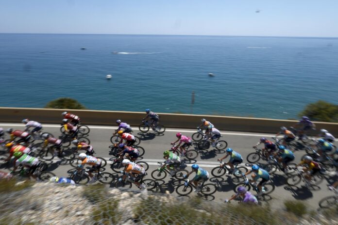 Los ciclistas del Tou durante la segunda etapa por Tarragona EFE/EPA/YOAN VALAT
