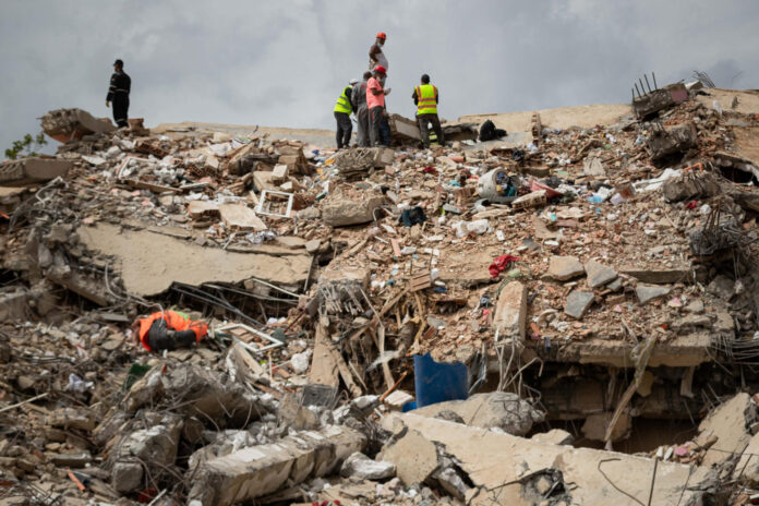 Voluntarios y rescatistas trabajan este domingo en un edificio derrumbado por el doble terremoto en Catia La Mar (Venezuela).EFE/ Ronald Peña R
