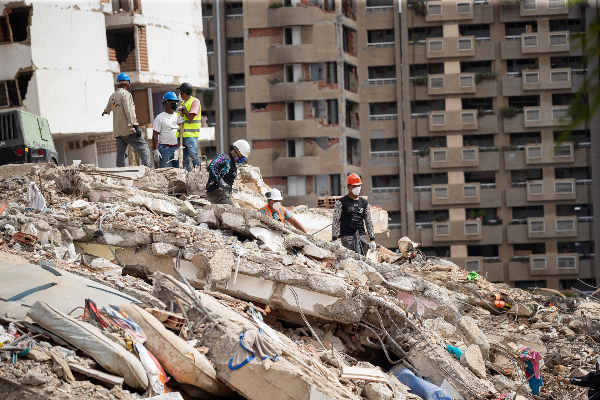 Voluntarios y rescatistas trabajan este domingo en un edificio derrumbado por el doble terremoto en Catia La Mar (Venezuela). EFE/ Ronald Peña R
