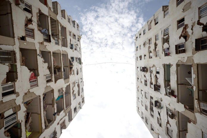 Fotografía que muestra este domingo edificios afectados por el doble terremoto en Catia La Mar (Venezuela). EFE/ Ronald Peña R
