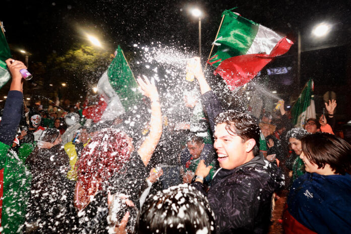 Aficionados de México celebran el triunfo sobre Ecuador el pasado martes, al terminar la transmisión de un partido de dieciseisavos de final del Mundial de la FIFA 2026, en Toluca (México). EFE/ Felipe Gutiérrez
