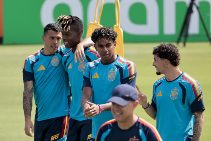 Los jugadores de la selección española Pedro Porro, Lamine Yamal y Nico Williams, durante el entrenamiento de la selección de España este domingo en el Estadio Cotton Bowl de Dallas (Estados Unidos). -EFE/ Lavandeira jr
