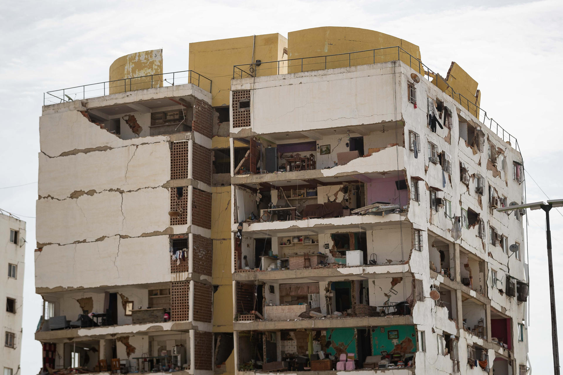 Fotografía que muestra un edificio afectado por el doble terremoto en Catia La Mar (Venezuela). EFE/ Ronald Peña R

