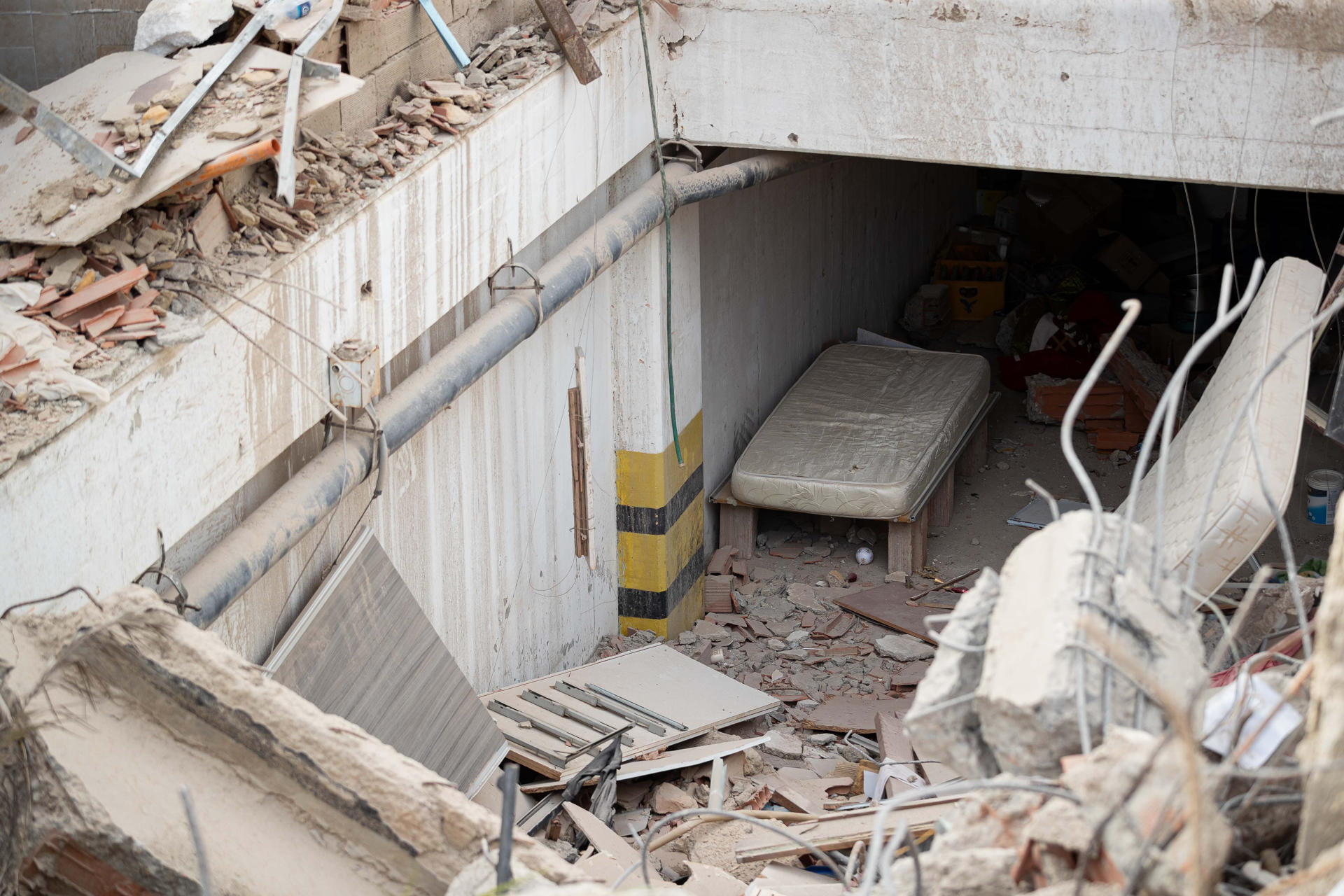 Una persona busca pertenencias en medio de los escombros de un edificio este domingo, en La Guaira (Venezuela). EFE/ Ronald Peña R
