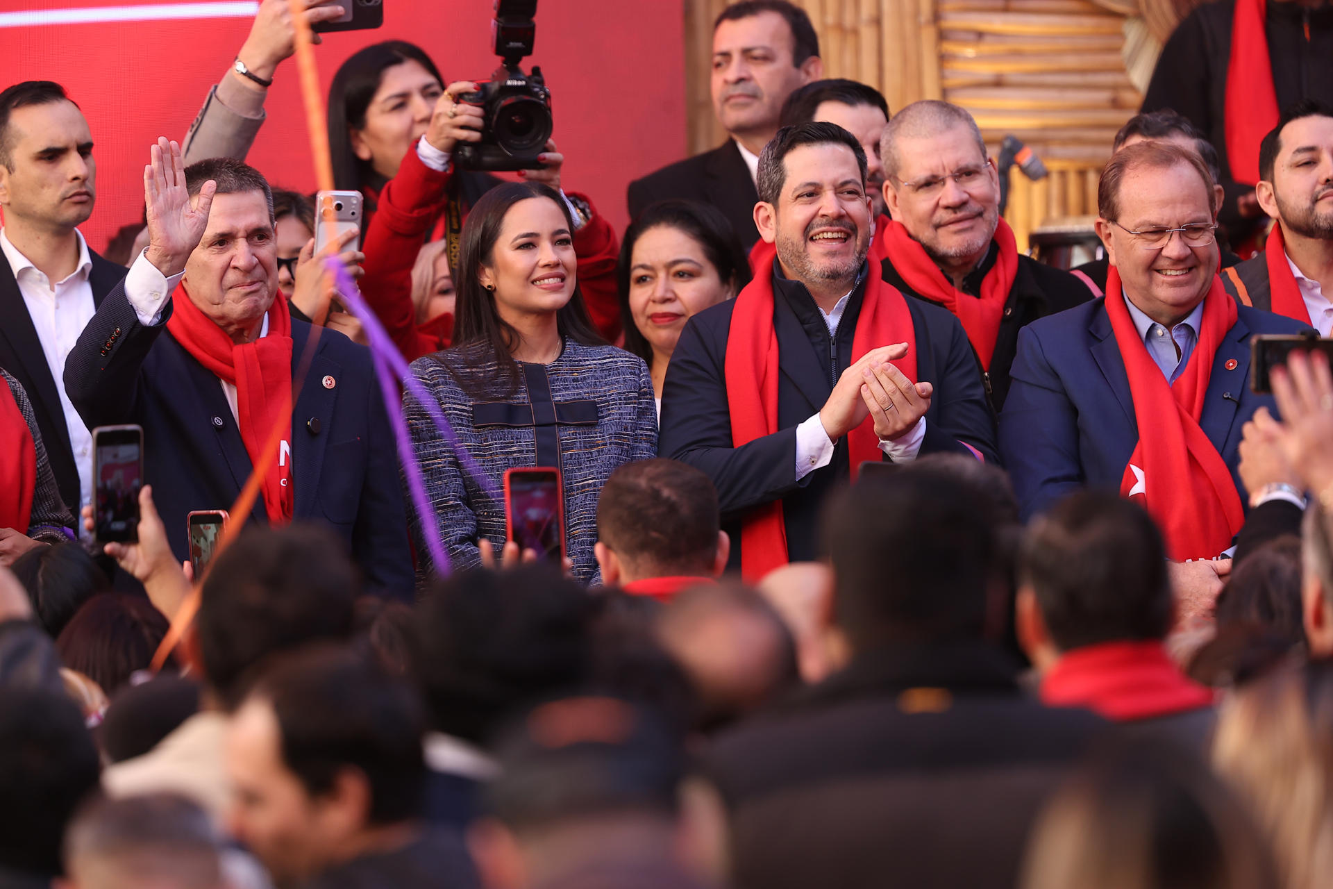 El expresidente de Paraguay, Horacio Cartes (i); su esposa, Chiara Capdevila (2-1), el presidente de la Cámara de Diputados de Paraguay, Raúl Latorre (2-d) y el candidato a la Intendencia de Asunción, Camilo Pérez (d), participan durante la celebración del cumpleaños del exmandatario en la sede del partido político Asociación Nacional Republicana, en Asunción (Paraguay). EFE/ Juan Pablo Pino
