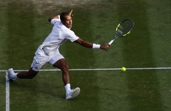 El tenista canadiense Felix Auger Aliassime en acción durante el patido de cuarta ronda de Wimbledon, Londres, Reino Unido.EFE/EPA/TOLGA AKMEN
