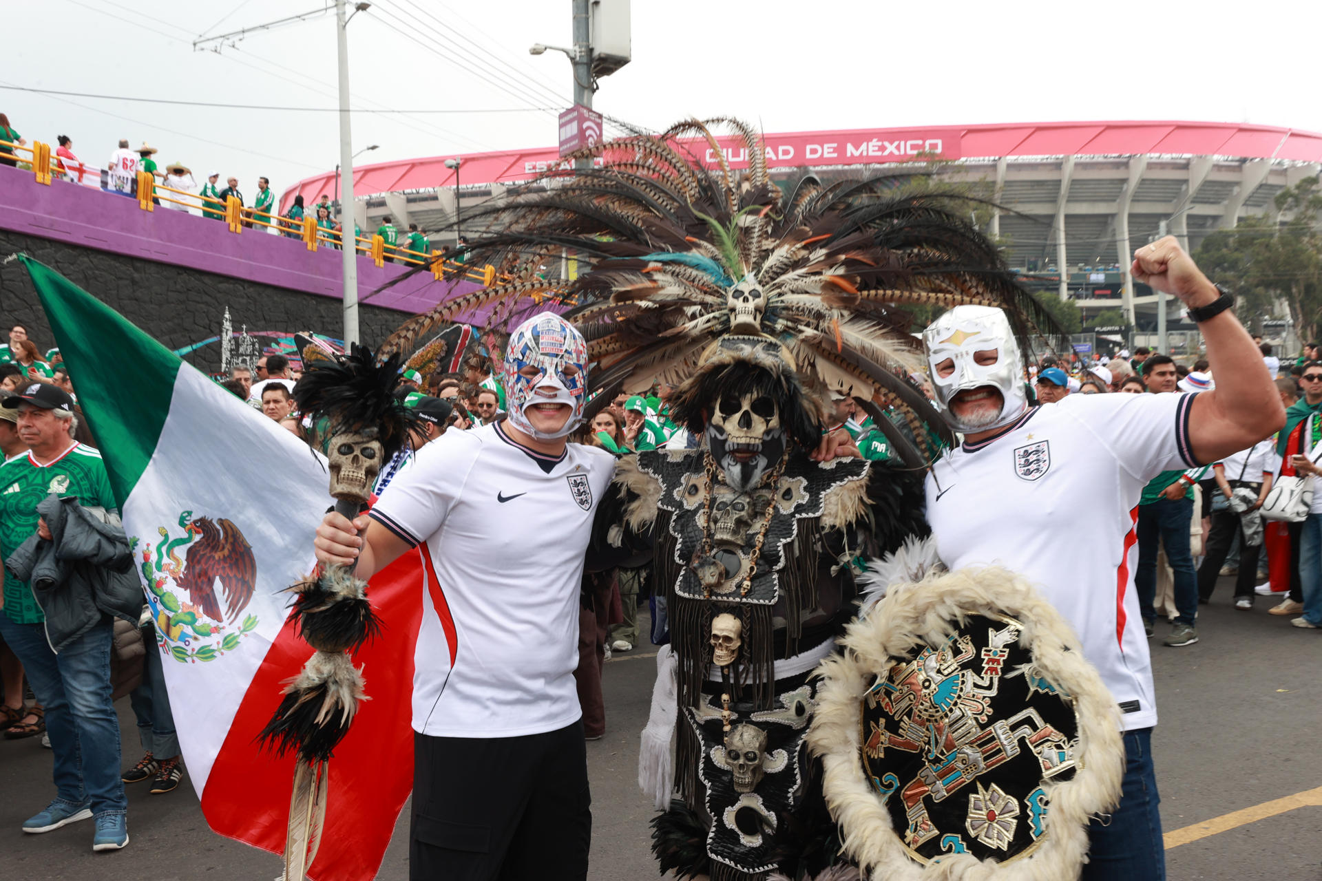 Aficionados de México e Inglaterra posan este domingo, previo a un partido por los octavos de final del Mundial de la FIFA 2026 entre México e Inglaterra, afuera del estadio Azteca en Ciudad de México (México). EFE/ Mario Guzmán
