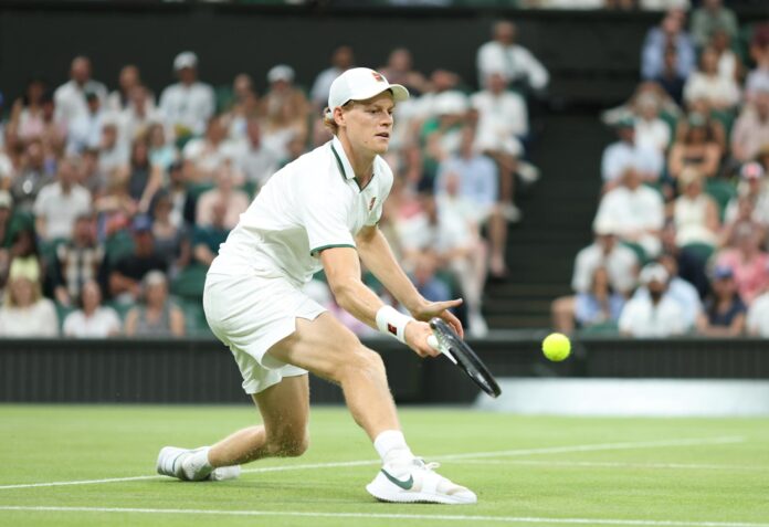 El italiano Jannik Sinner, vigente campeón,en su patido de octavos de final de Wimbledon. EFE/EPA/ADAM VAUGHAN
