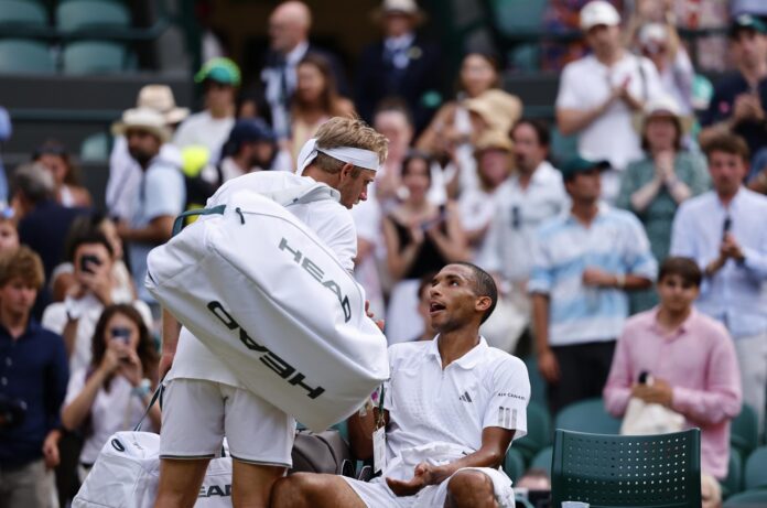 Felix Auger Aliassime dialoga con el español Alejandro Davidovich al en Wimbledon. EFE/EPA/TOLGA AKMEN

